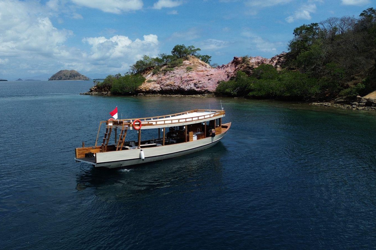 Komodo: Full-Day Sailing Trip by New Luxury Phinisi