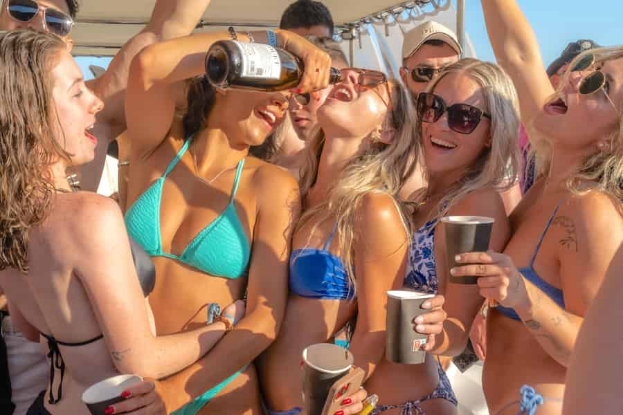 Mykonos: Sunset Boat Party mit Open Bar & Live DJ. Foto: GetYourGuide