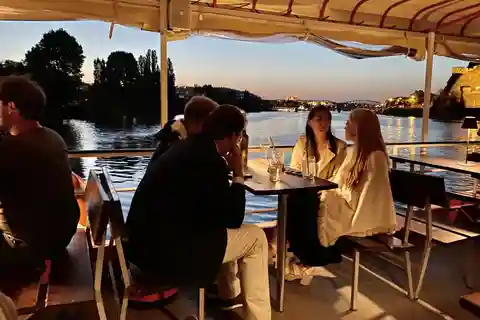 Prague: Jazz Boat Café: 1 hour city center jazz cruise