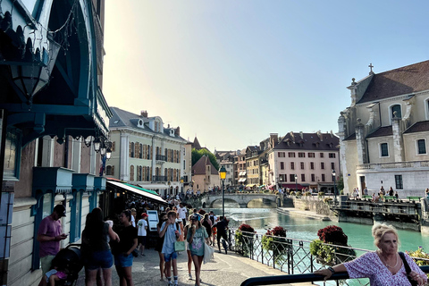 Från Lyon: Medeltida staden Pérouges &amp; Annecy DagsutflyktPrivat tur från Lyon: Upptäck Pérouges och Annecy