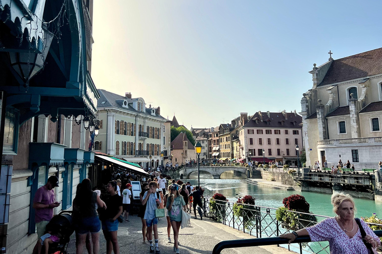 Från Lyon: Medeltida staden Pérouges &amp; Annecy DagsutflyktPrivat tur från Lyon: Upptäck Pérouges och Annecy