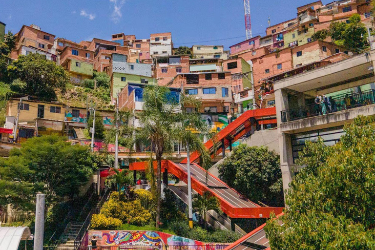 Medellín: Combo Citytour by bus with Comuna 13 + Tour to Guatapé