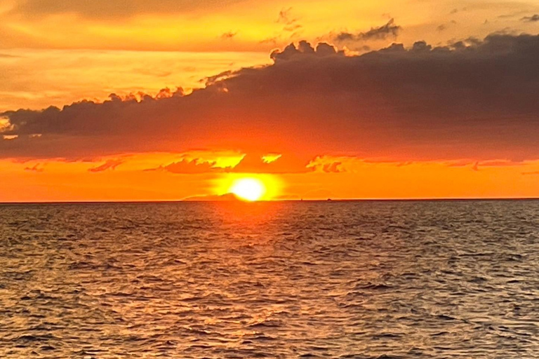 Phi Phi: Passeio ao pôr do sol na Baía de Nui com Plâncton em barco de cauda longa