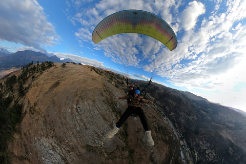 Lima: vuelo en parapente sobre la Costa Verde Peru: Tandem Paragliding Flight with Pilot