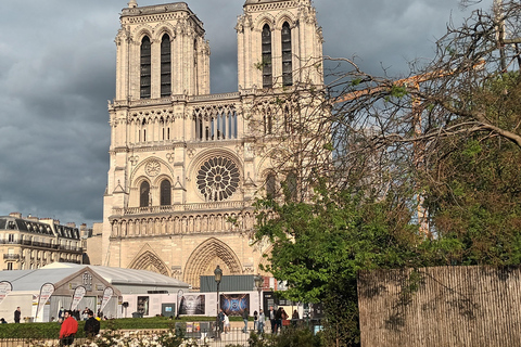 Paris: Notre Dame &amp; Ile de la Cité Tour with Sainte ChapelleItalian Tour of Ile de la cite with Sainte Chapelle tickets