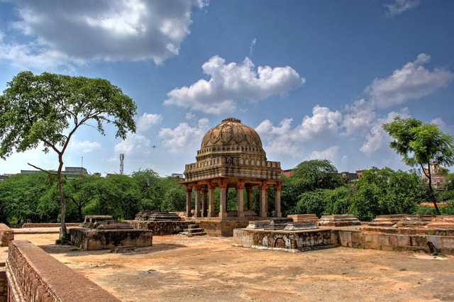 Delhi: Mehrauli Archaeological Park Tour with Hotel Pickup