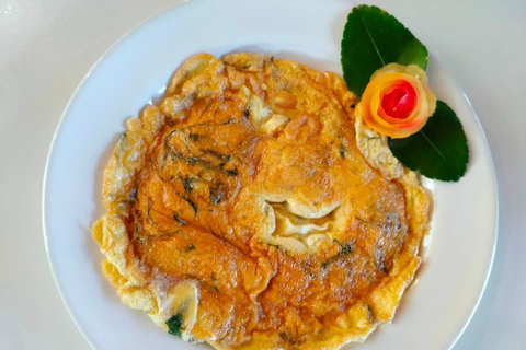 Jantar da aula de culinária e aproveitar o mercado noturno local