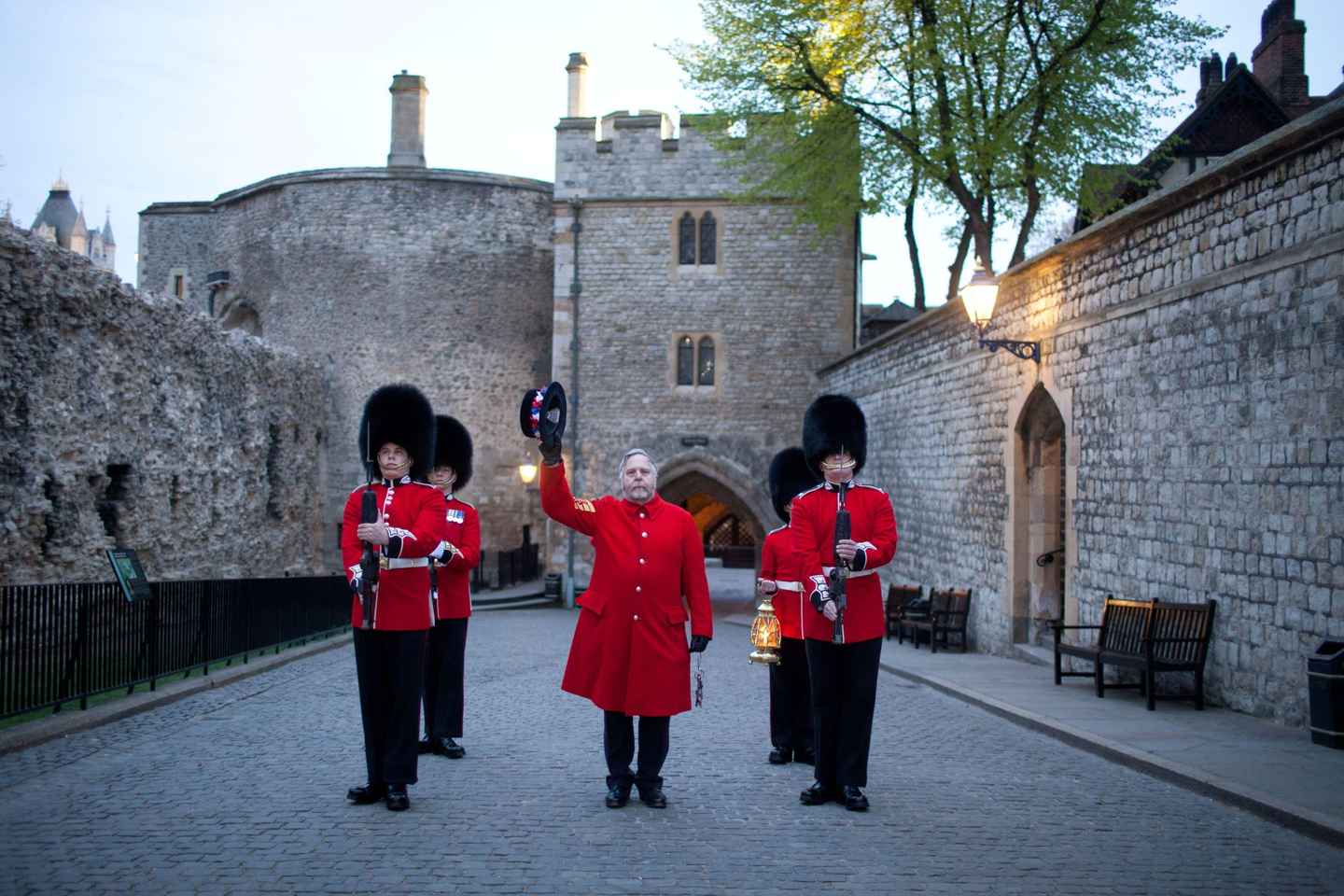 London: Windsor Castle & Tower of London Tour with Tickets