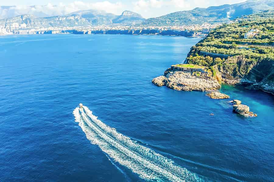 Sorrent: Sightseeing-Bootstour mit Limoncello-Verkostung. Foto: GetYourGuide Sorrent: Sightseeing-Bootstour mit Limoncello-Verkostung. Foto: GetYourGuide