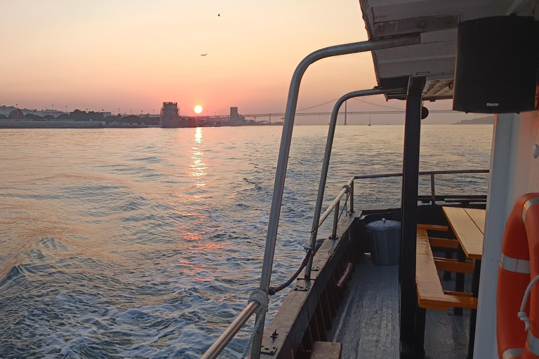 Cascais: Sunset Cruise to Lisbon with Open Bar