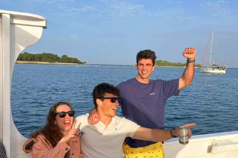 Alcudia Maiorca: Pôr do sol em barco com comida e bebida incluídasAlcudia, Maiorca: Pôr do sol num barco com comida e bebida incluídas