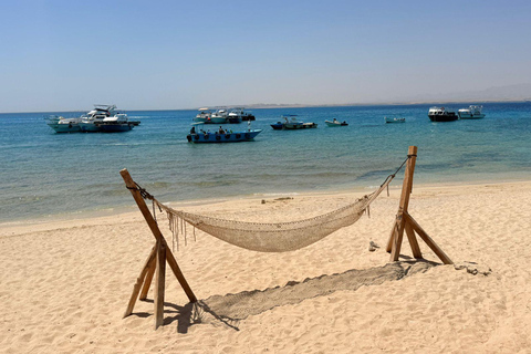 Hurghada: Private Speedboat to Magawish Island 8-hour Private Speedboat With Lunch
