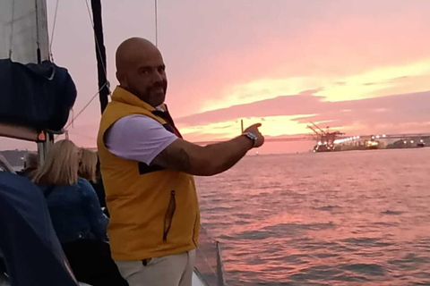 Lisboa:Sunset Sailing Tour at Tagus River with welcome drink