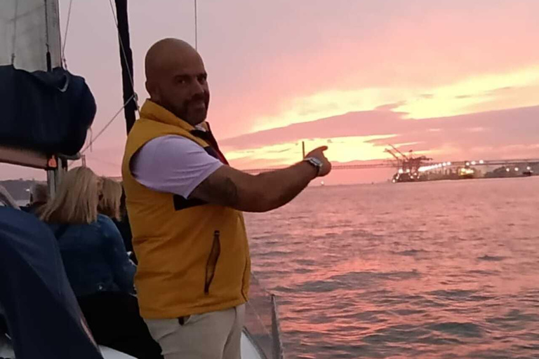 Lisboa:Sunset Sailing Tour at Tagus River with welcome drink