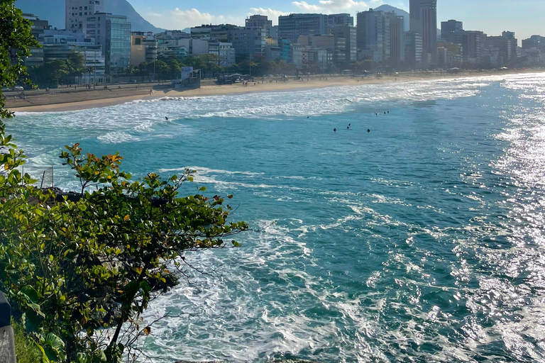 Caminhada ao nascer do sol no Pico Dois Irmãos (ou durante o dia)