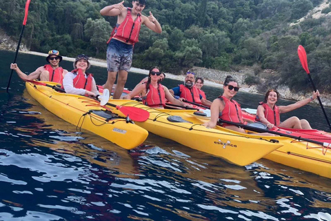 Lefkada: Tour della Grotta Azzurra in kayak con un assaggio della Grecia
