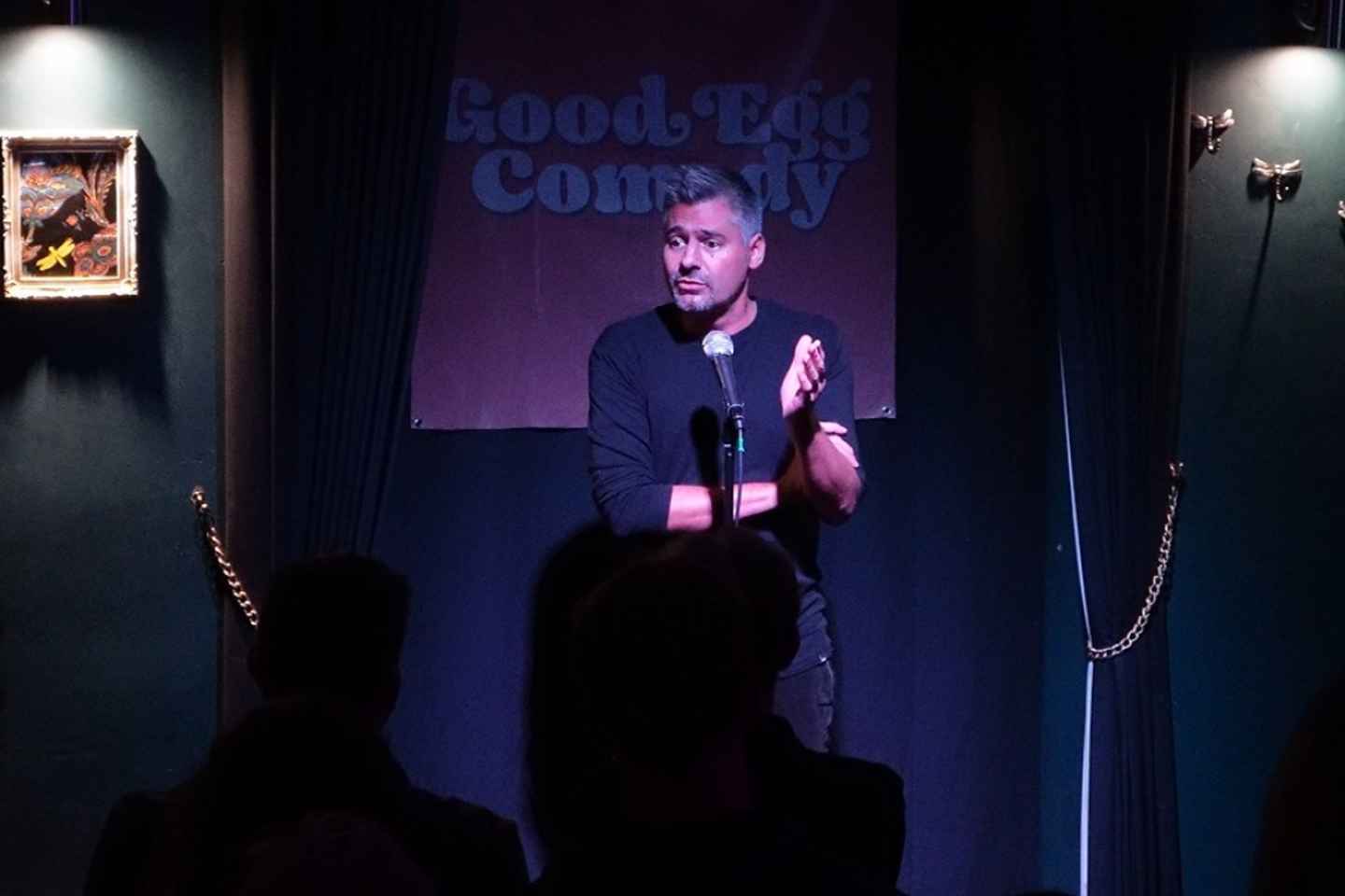 爱丁堡：老城区鸡尾酒吧的苏格兰喜剧之夜