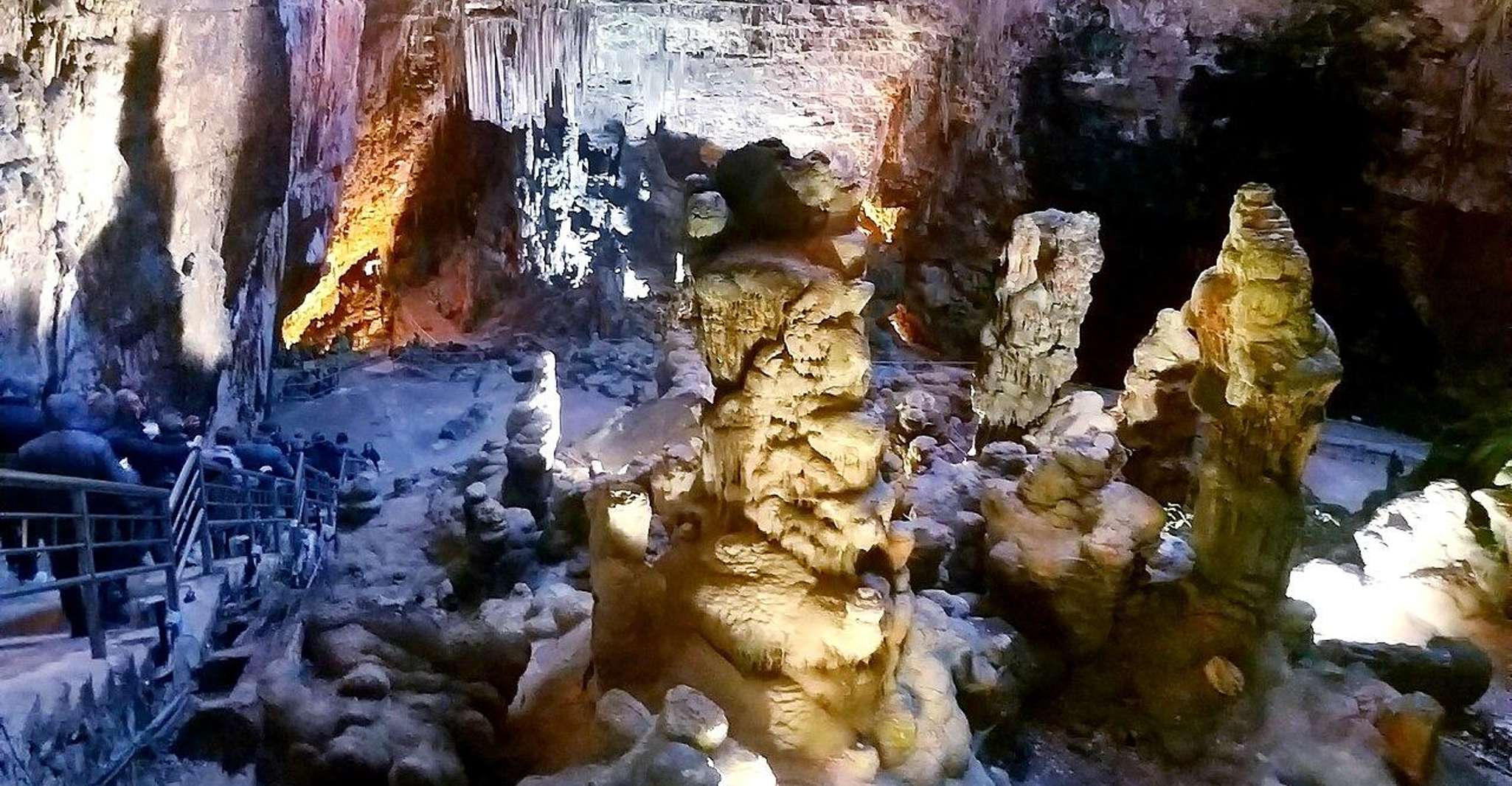 Tour "Tra terra e mare" (Grotte di Castellana e Polignano) - Hizvo