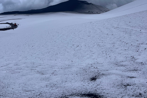 Etna in winter: hike to 3000 meters with cable car and guide