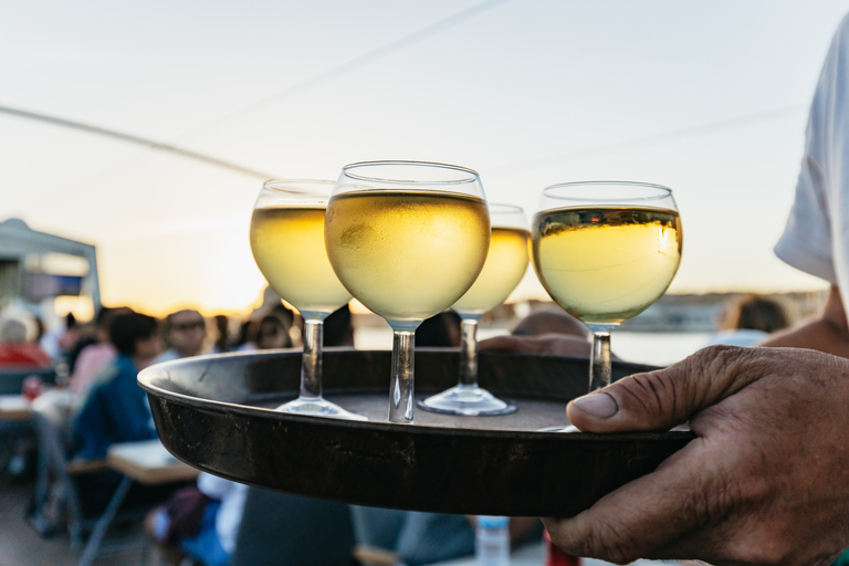 Lisbonne : Croisière sur le Tage au coucher du soleil avec boisson de bienvenueLisbonne : croisière au crépuscule sur le Tage, vin & en-cas