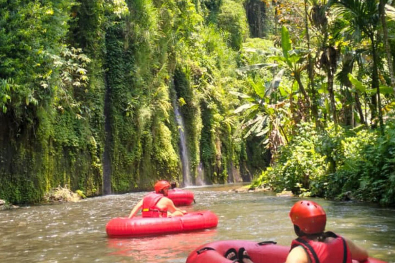 Aventura de tubagem em Bali: Flutuação refrescante através de selvas exuberantes