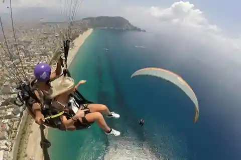 Antalya: Alanya'da Yamaç Paraşütü ve Öğle Yemeği ile Şehir Turu Seçeneği