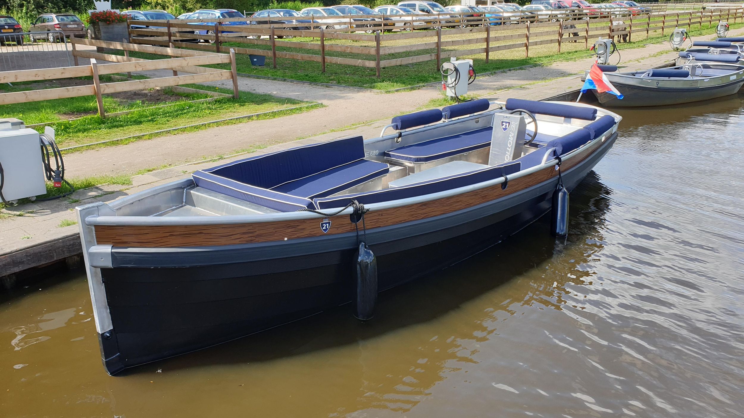 Giethoorn: Bootsverleih zum Selbstfahren für bis zu 12 Personen