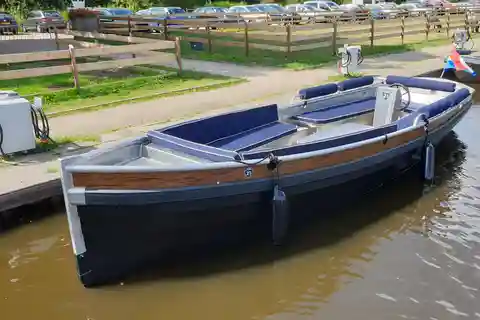 Bootverhuur 2 Uur 12 Persoon met Stuur en Kussens