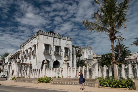Promenade dans Stone Town avec une guide experteVisite guidée de Stone Town en compagnie d'une guide experte