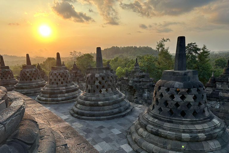 Yogyakarta: tour del Palazzo del Sultano, Borobudur e tramontoYogyakarta: Palazzo del Sultano, Borobudur e tour al tramonto