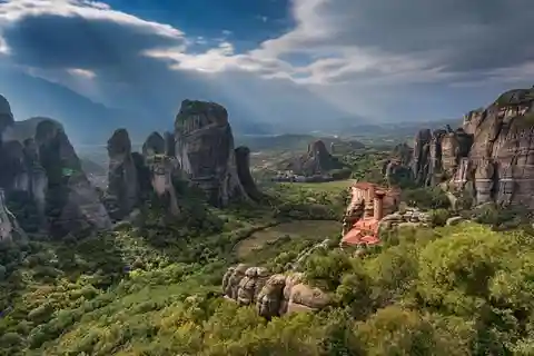 From Athens: 2-Day Delphi, Meteora, and Thermopylae Tour