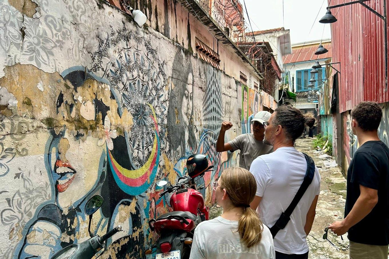 Phnom Penh: Street Art and Noodle Tour by Tuk Tuk