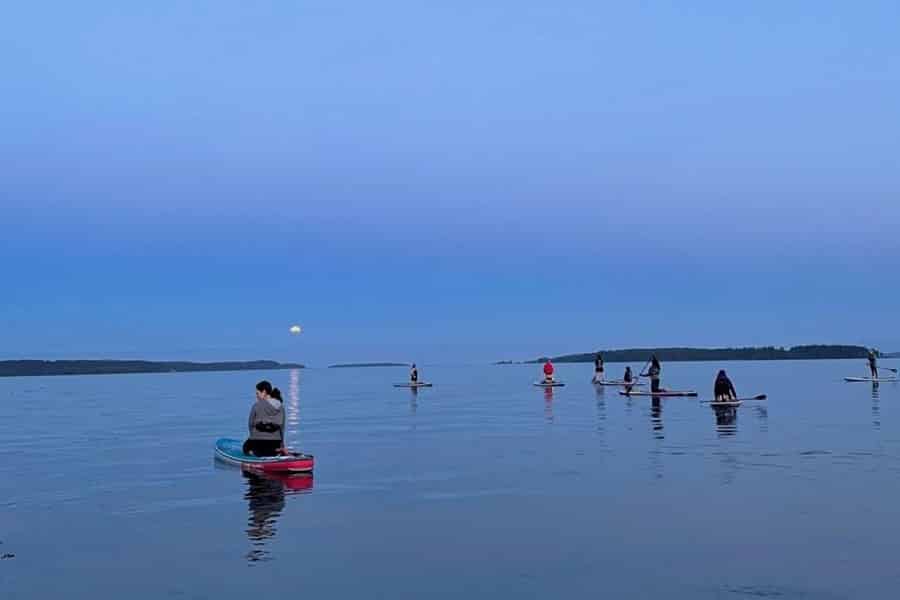 Oak Bay: Vollmond-Paddel-Erlebnis. Foto: GetYourGuide