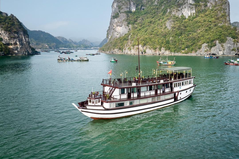 Från Hanoi: Ha Long &amp; Bai Tu Long Bay 2-dagars 1-natts kryssningSun World kryssningshamn: Bai Tu Long Bay 2-dagars kryssning med 1 natt