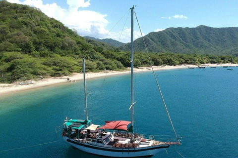 Santa Marta: Bahía Concha Sailing with Lunch & Snorkel