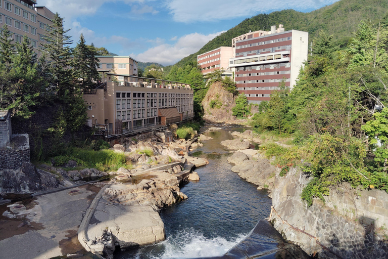 Sapporo: Spacer po Jozankei Onsen z wizytą w świątyni i jaskini