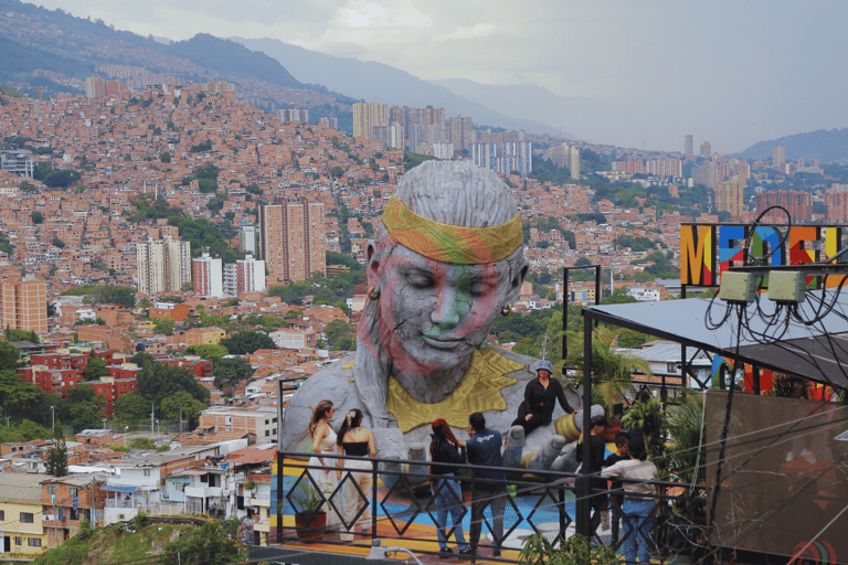 Medellín: City Tour with Comuna 13 and Graffiti Tour