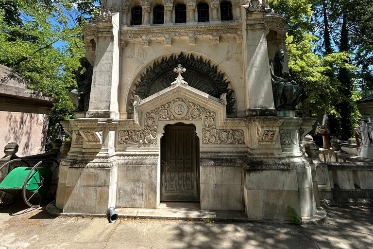 Bucharest: Bellu Cemetery Walking Tour with Guide