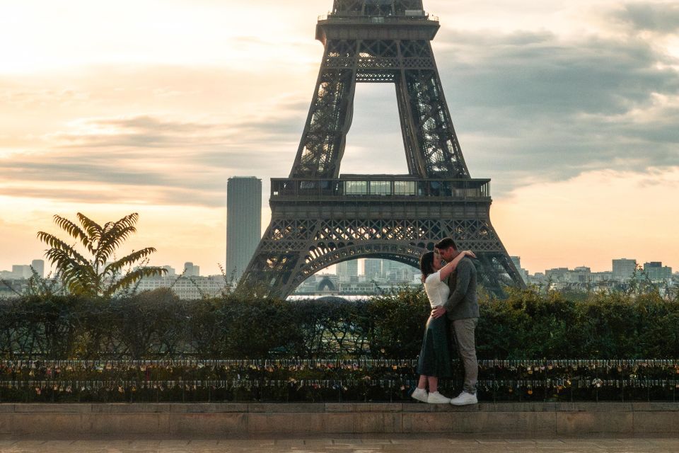 Couple photoshoot at the Eiffel Tower - THE PARISIAN PHOTOGRAPHERS
