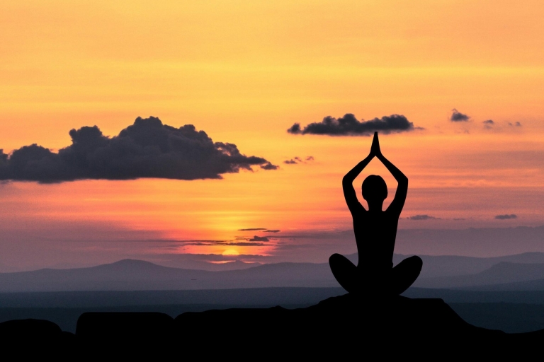 Sérénité sur les collines : Expérience de yoga à KigaliYoga Jivamukti