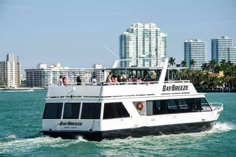 Miami: Biscayne Bay Millionaire's Homes sightseeing cruise boat and skyline