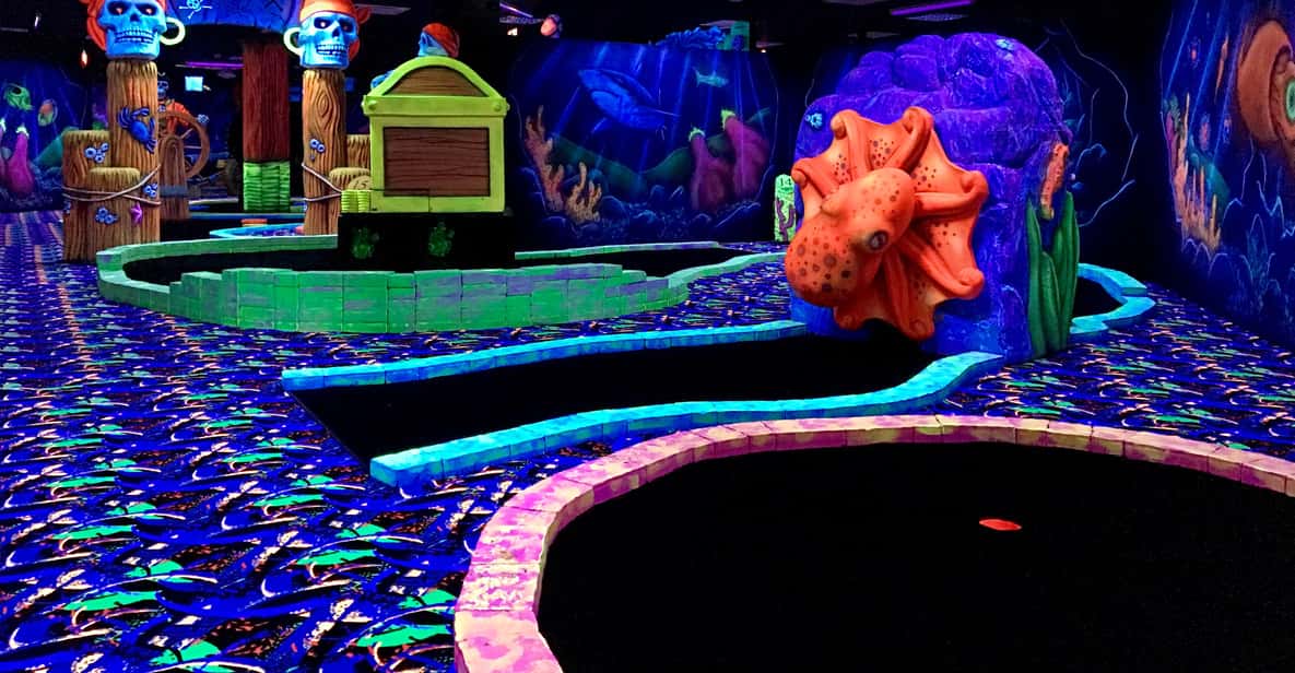 Afbeelding 4 van Den Haag: Glowgolf Glow in the Dark Indoor Minigolf