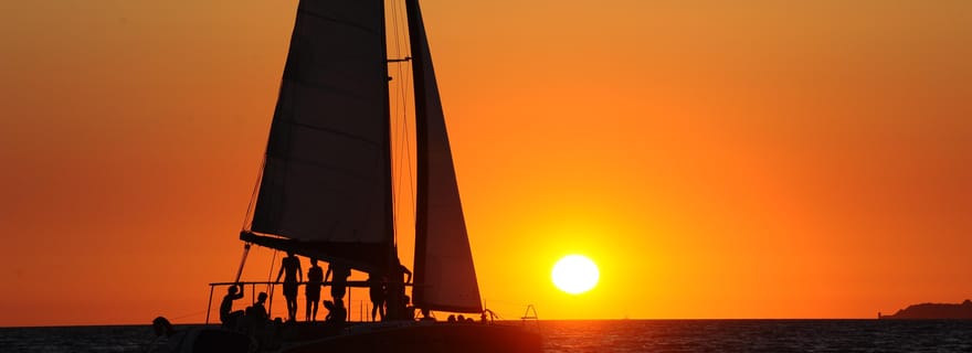Balade en catamaran aux îles Lavezzi au coucher du soleil avec Snorkeling