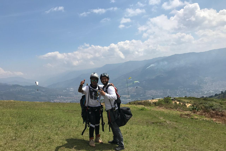 MEDELLÍN: GUATAPÉ, EL PEÑOL + PARAGLIDING!