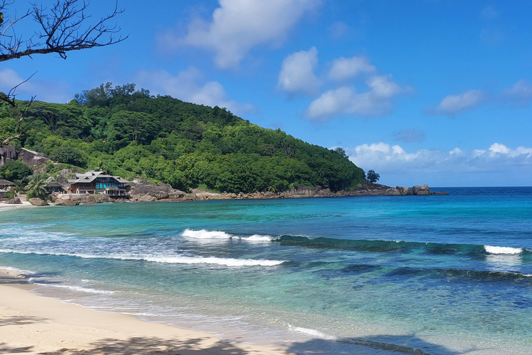 Recorre Mahe Seychelles a tu manera. Playa del parque nacional Victoria