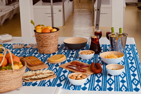Alcudia Maiorca: Pôr do sol em barco com comida e bebida incluídasAlcudia, Maiorca: Pôr do sol num barco com comida e bebida incluídas