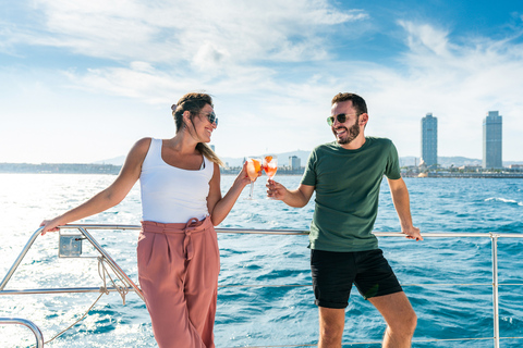 Barcelona: Catamaran cruise overdag of bij zonsondergang met drankjeZonsondergang: boottocht op een catamaran met een kleine groep