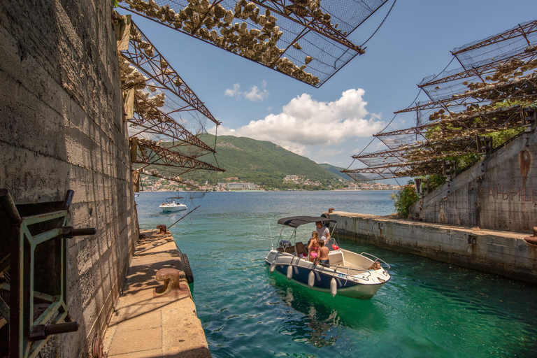 Tour in motoscafo della baia di Boka e della grotta azzurra per un ricordo che durerà tutta la vita