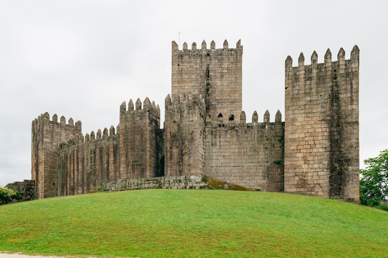 Desde Oporto: tour de día a Braga y Guimarães con almuerzoRecogida y regreso al hotel incluidos.