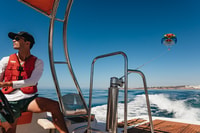 Albufeira, viaje en barco para parasailing - Housity